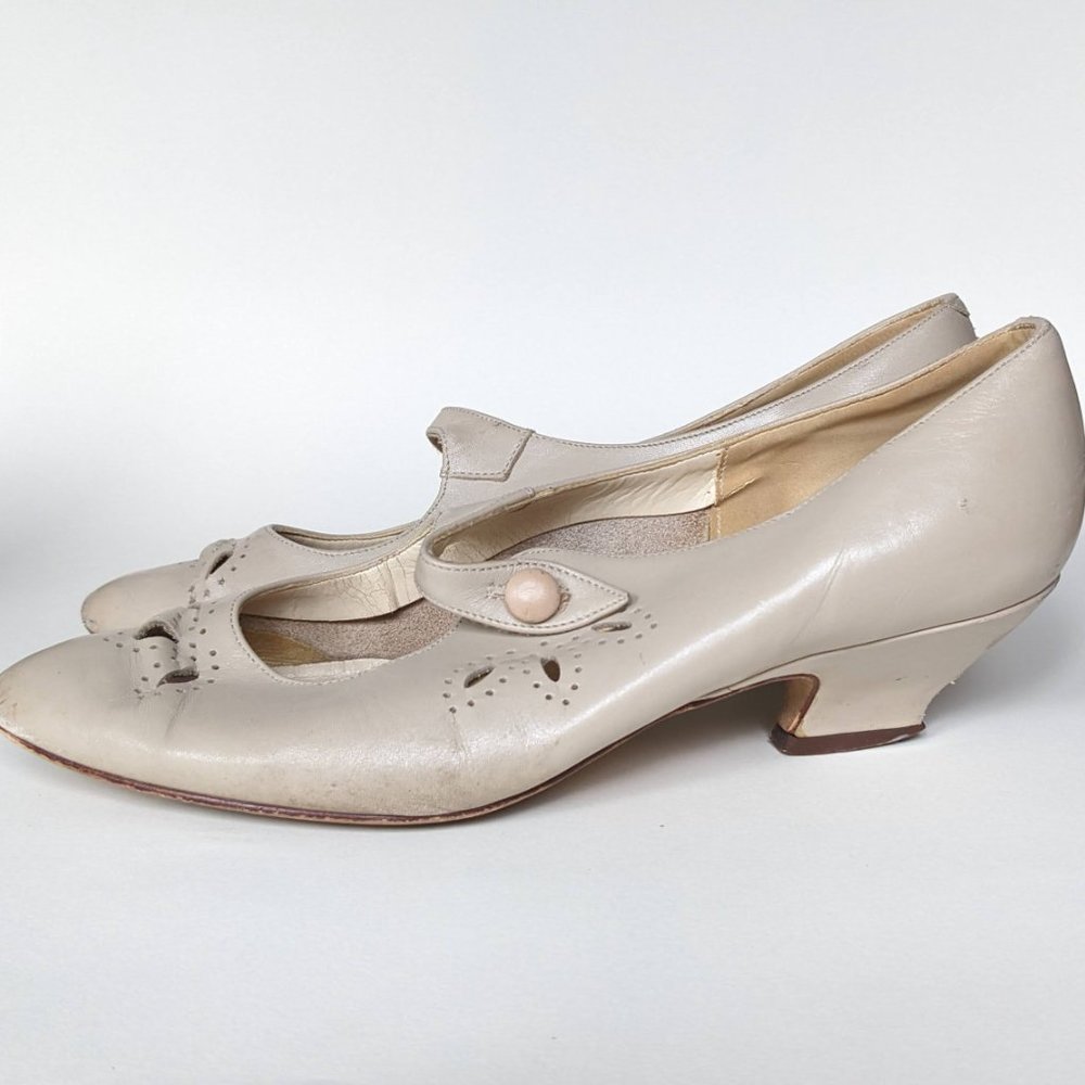 Vintage Bandolino Cream Kitten Heels
